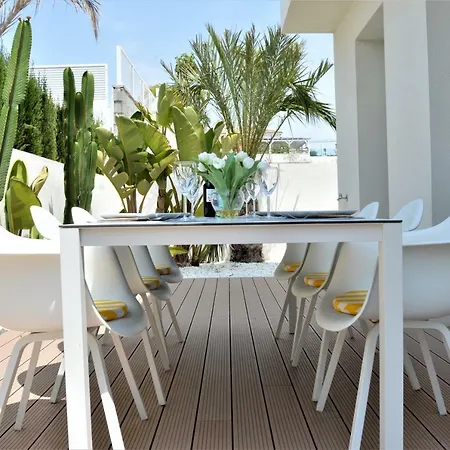 With Private Pool וילה *